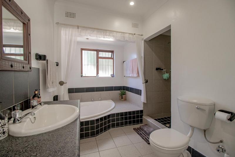 3 Bedroom Property for Sale in Oakglen Western Cape